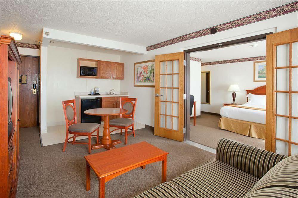 Holiday Inn Express & Suites Johnstown By Ihg Exterior photo