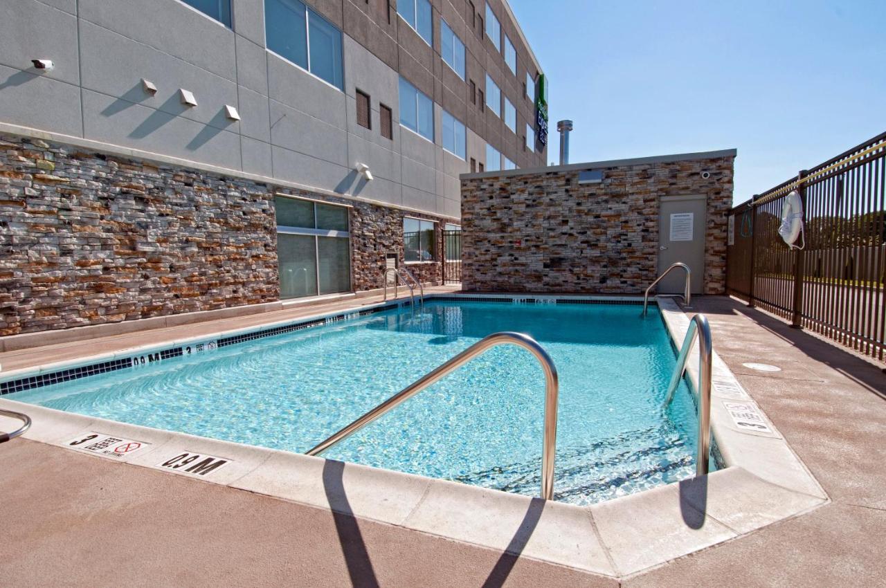 Holiday Inn Express & Suites Johnstown By Ihg Exterior photo